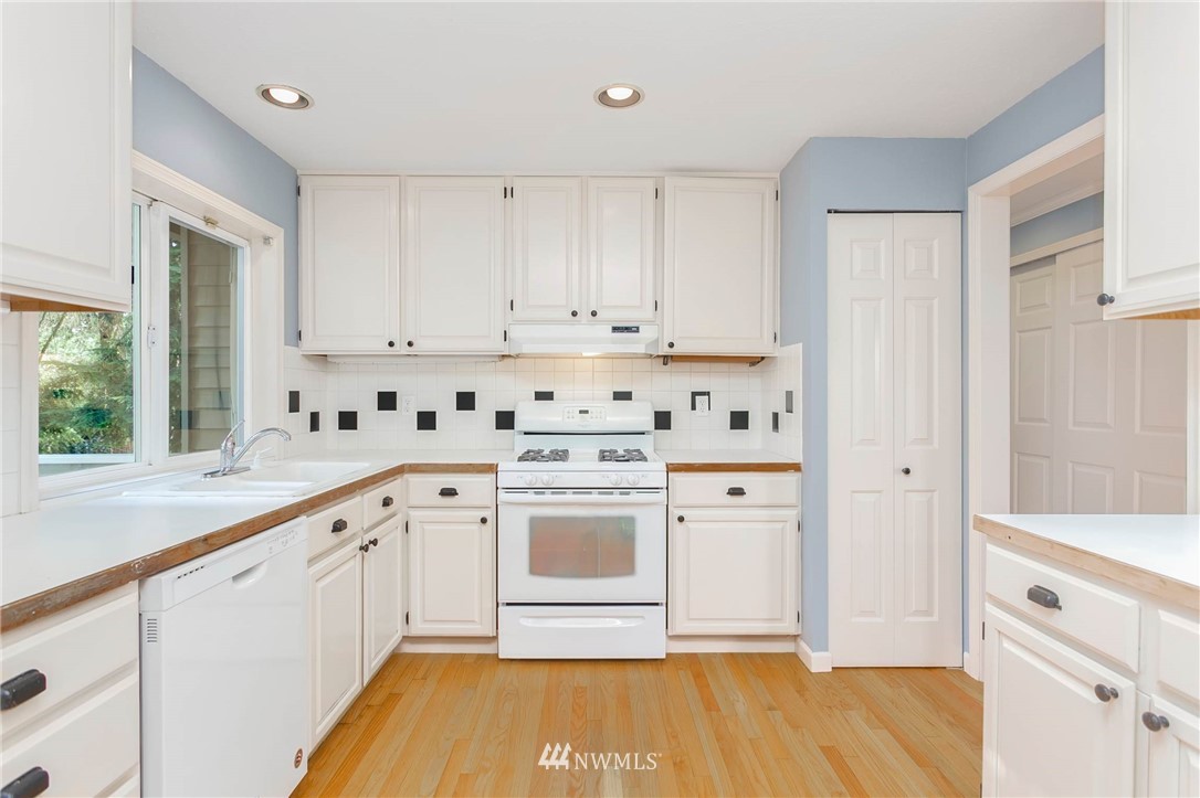 4315 Northeast 22nd Court Renton, WA 98059 - Photo 7 of 24