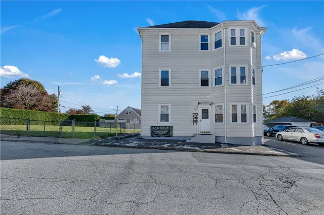 $1,800 | 78 Old Oak Avenue, Unit 2, Cranston, RI 02920