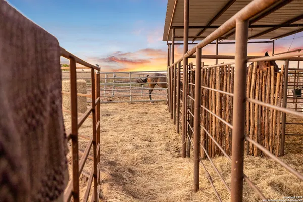 $468,000 | 14453 Farm To Market Road 472, Bigfoot, TX 78005