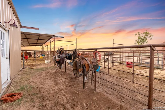 $468,000 | 14453 Farm To Market Road 472, Bigfoot, TX 78005