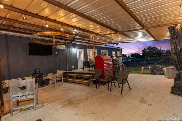 $468,000 | 14453 Farm To Market Road 472, Bigfoot, TX 78005