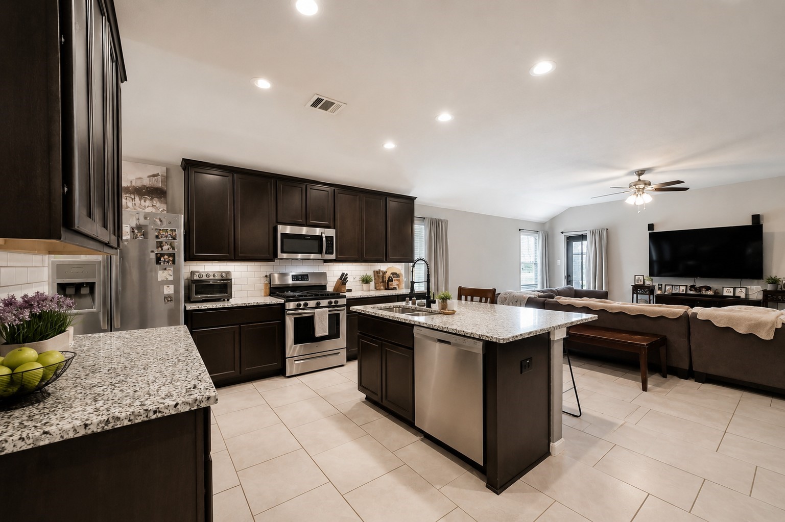 614 Harvest Bluff Drive Rosharon, TX 77583 - Photo 5 of 30 Huge open kitchen, bright with tall ceilings.
*virtually staged where needed*