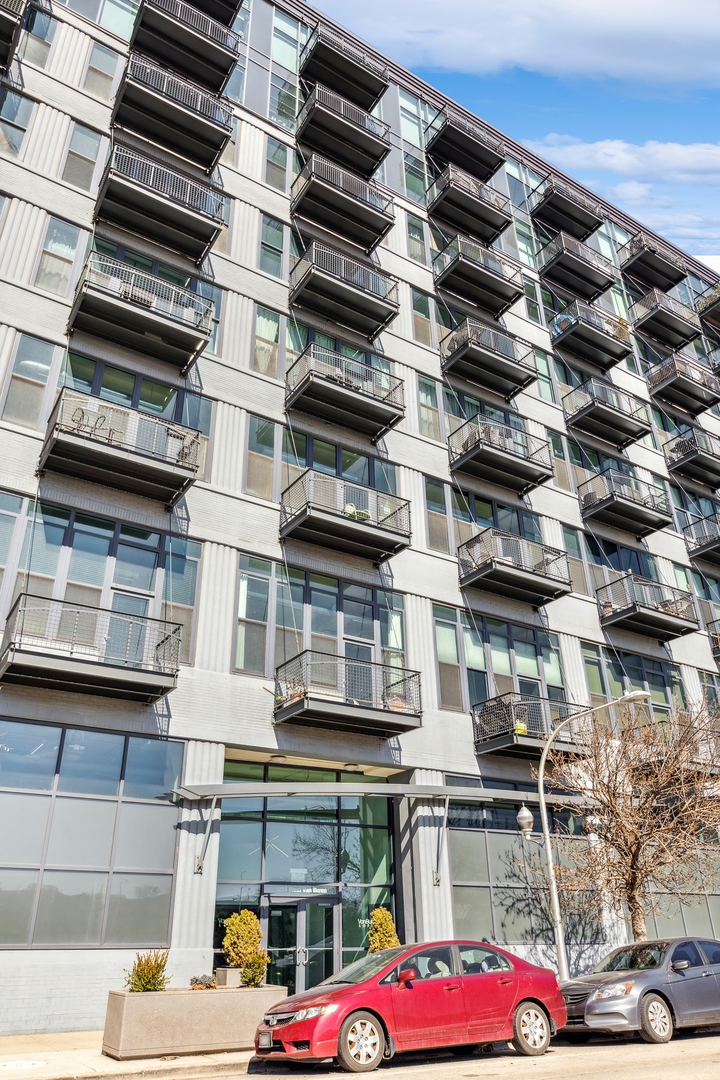 1224 West Van Buren Street, Unit 301 Chicago, IL 60607 - Photo 1 of 14 a building view with sitting space