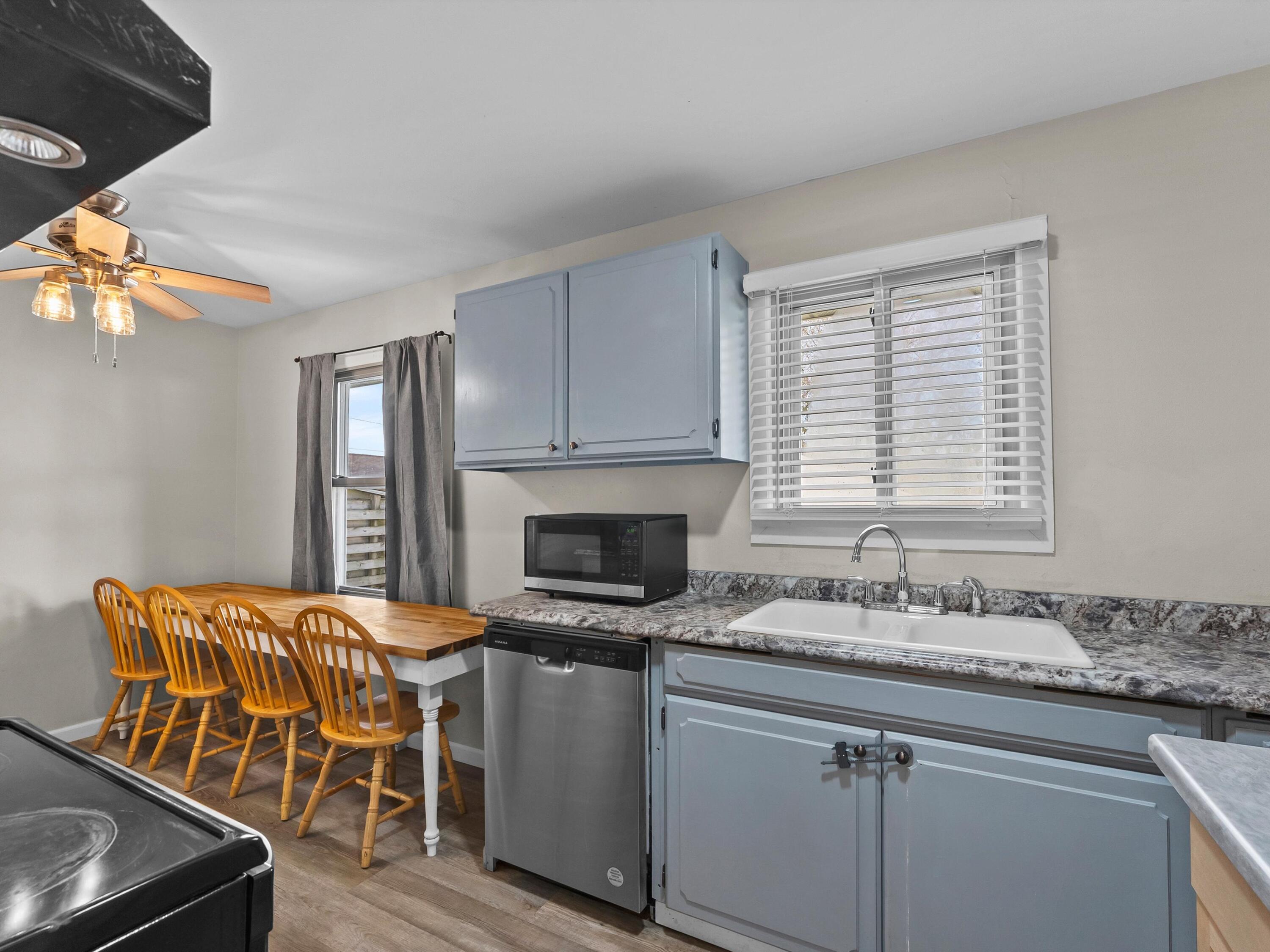 2608 Jackson Street Two Rivers, WI 54241 - Photo 4 of 21 13-013_2657086_01214