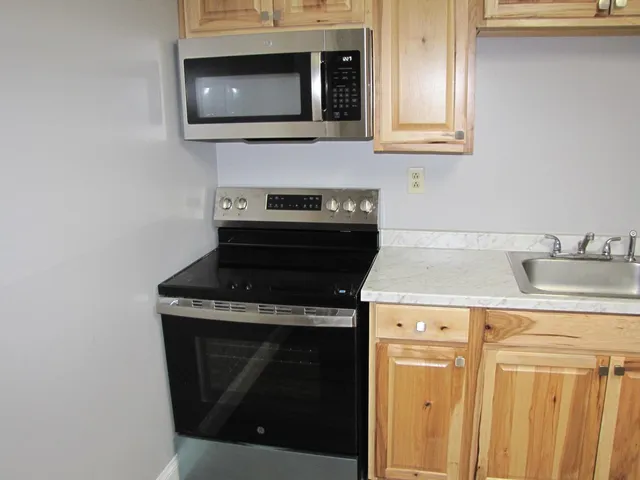 $1,400 | 1301 Bodwell Road, Unit 12, Manchester, NH 03109