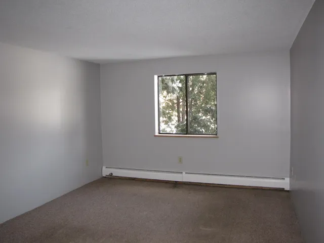 $1,400 | 1301 Bodwell Road, Unit 12, Manchester, NH 03109