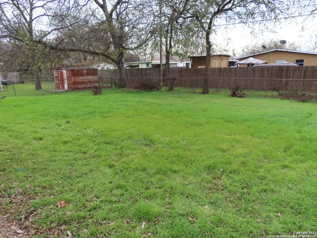 a view of a yard with a house