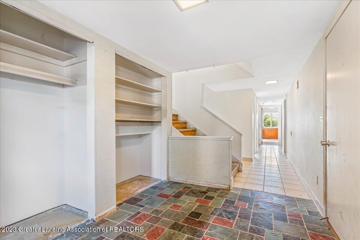 930 Delridge Road East Lansing, MI 48823 - Photo 5 of 50 Foyer