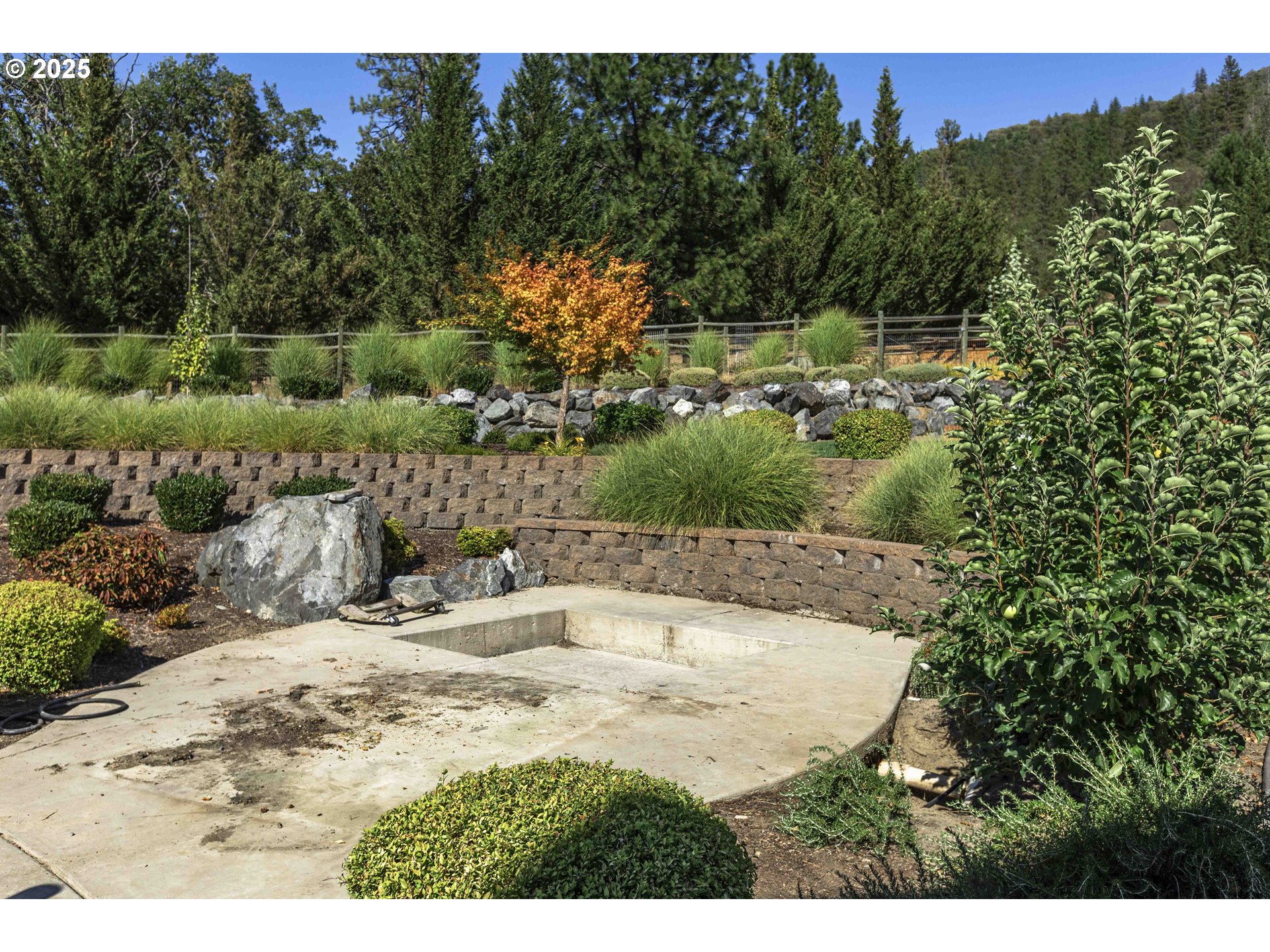 3465 Galls Creek Road Gold Hill, OR 97525 - Photo 22 of 30 a view of a swimming pool with a yard