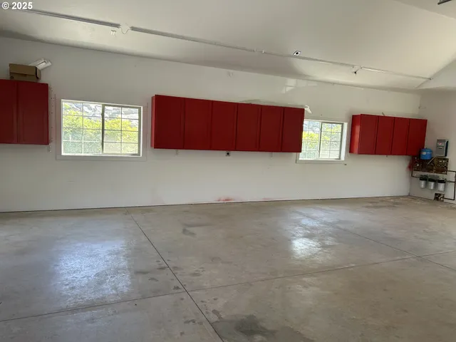 a view of a house with backyard