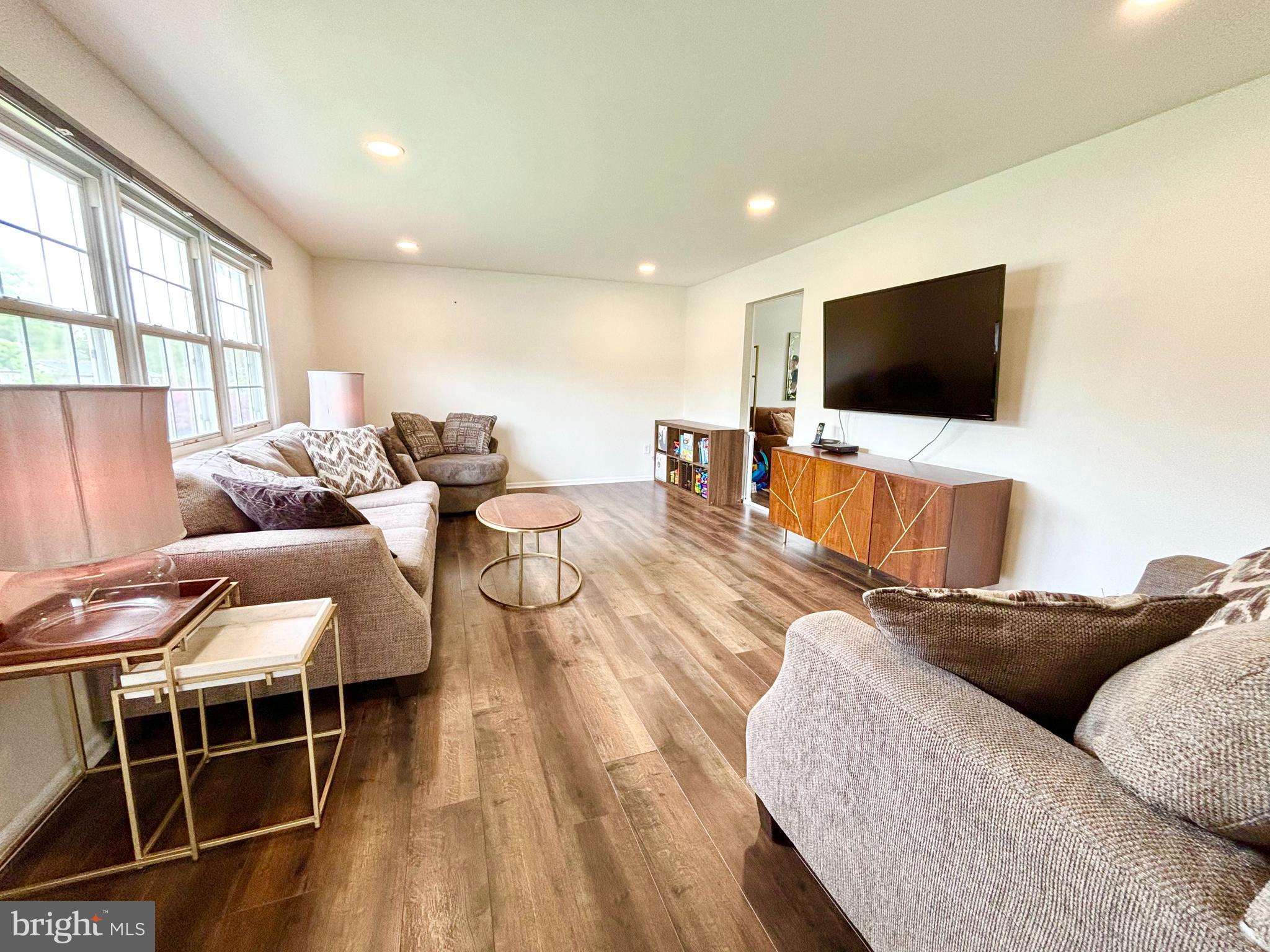 550 Flock Road Hamilton, NJ 08690 - Photo 11 of 32 Living Room