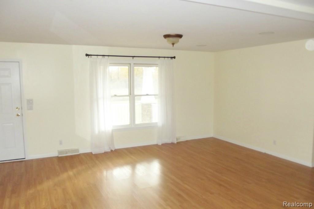 2091 Layton Road Fowlerville, MI 48836 - Photo 6 of 11 DSCF4110.jpg