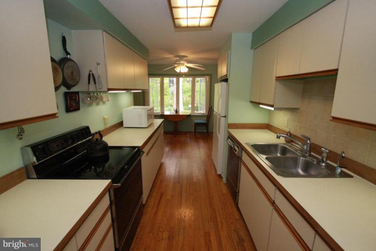 11820 Marmary Road Gaithersburg, MD 20878 - Photo 5 of 18 Kitchen