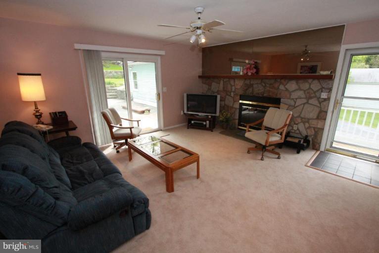 11820 Marmary Road Gaithersburg, MD 20878 - Photo 8 of 18 Living Room