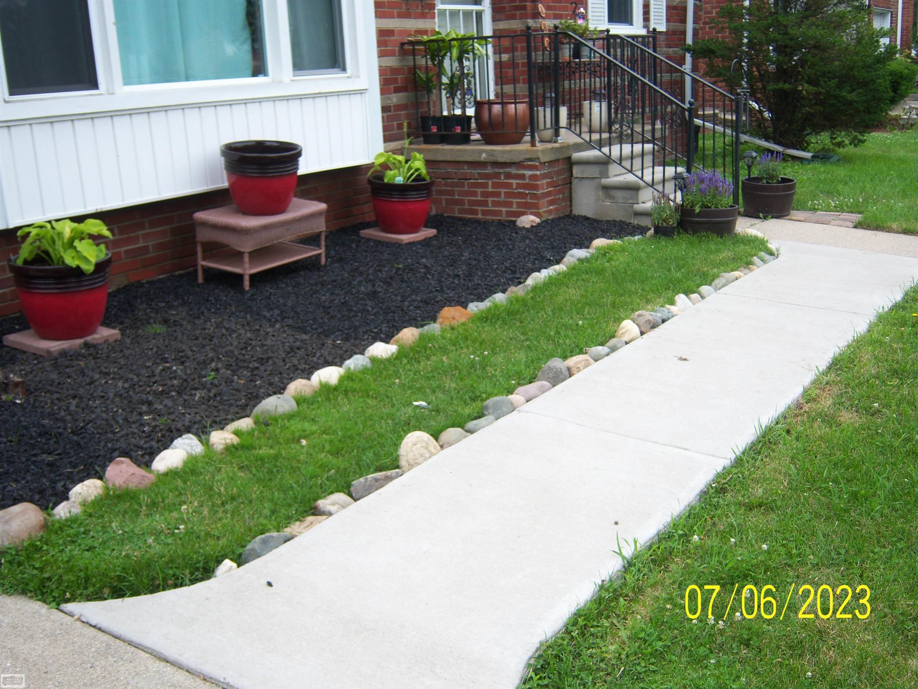 2189 Vernier Road Grosse Pointe, MI 48236 - Photo 23 of 32 50114567-22.JPG