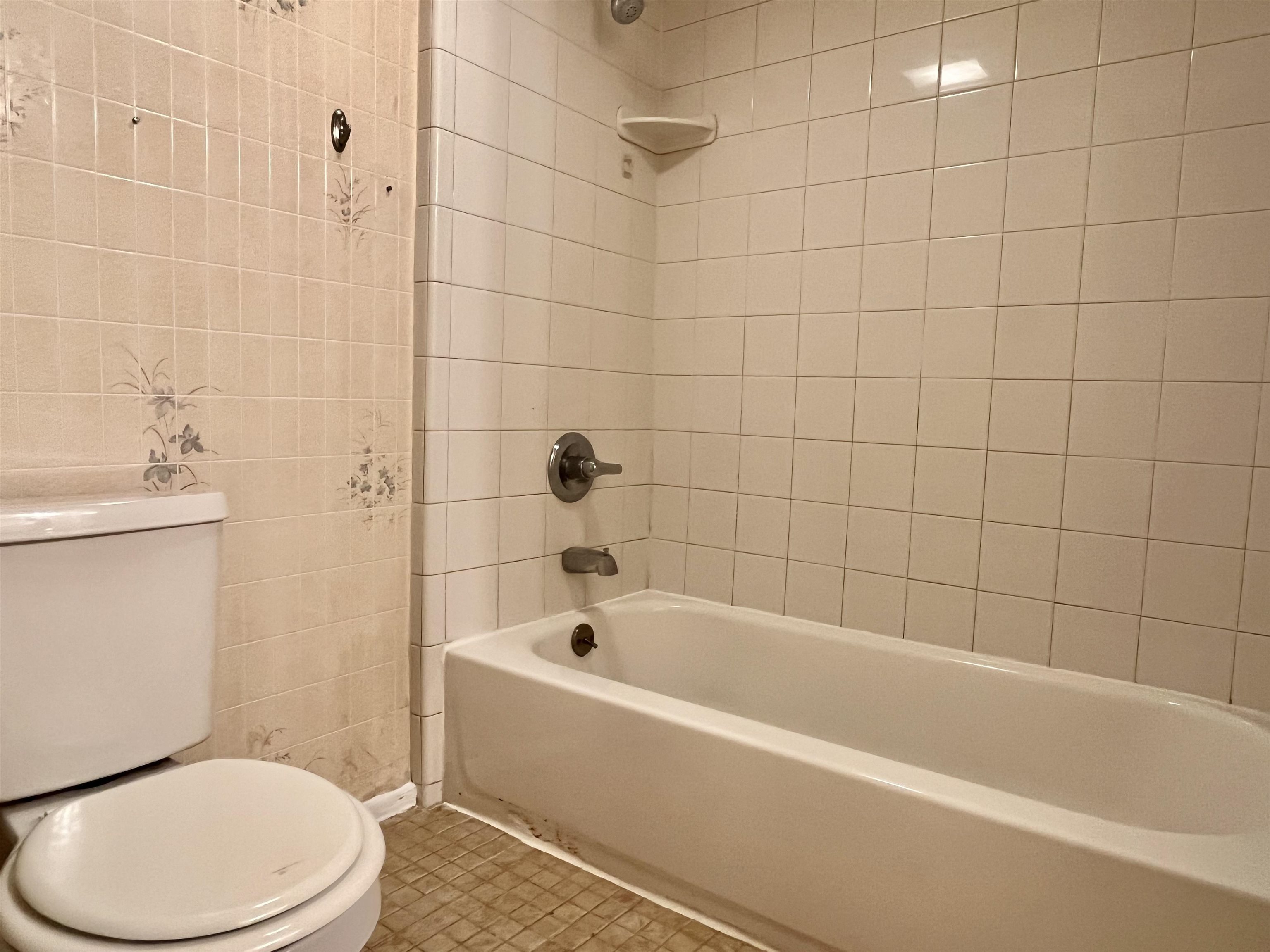 25 Desoto Place, Unit 1 St. Augustine, FL 32084 - Photo 9 of 12 a white bath tub sitting next to a white toilet