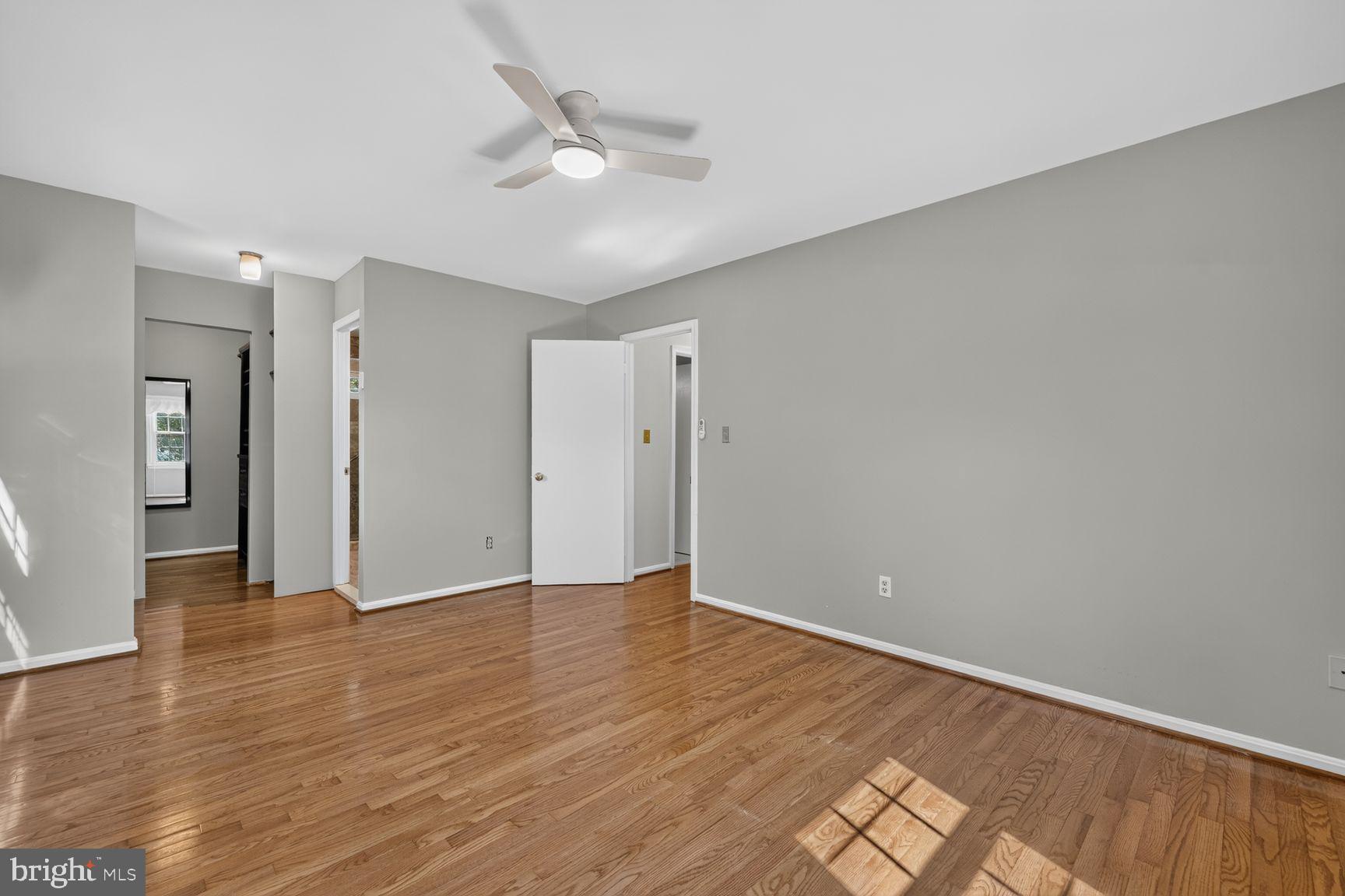10 Treworthy Road Gaithersburg, MD 20878 - Photo 13 of 30 Primary Bedroom w/ en suite Bath & Walk-in Closet