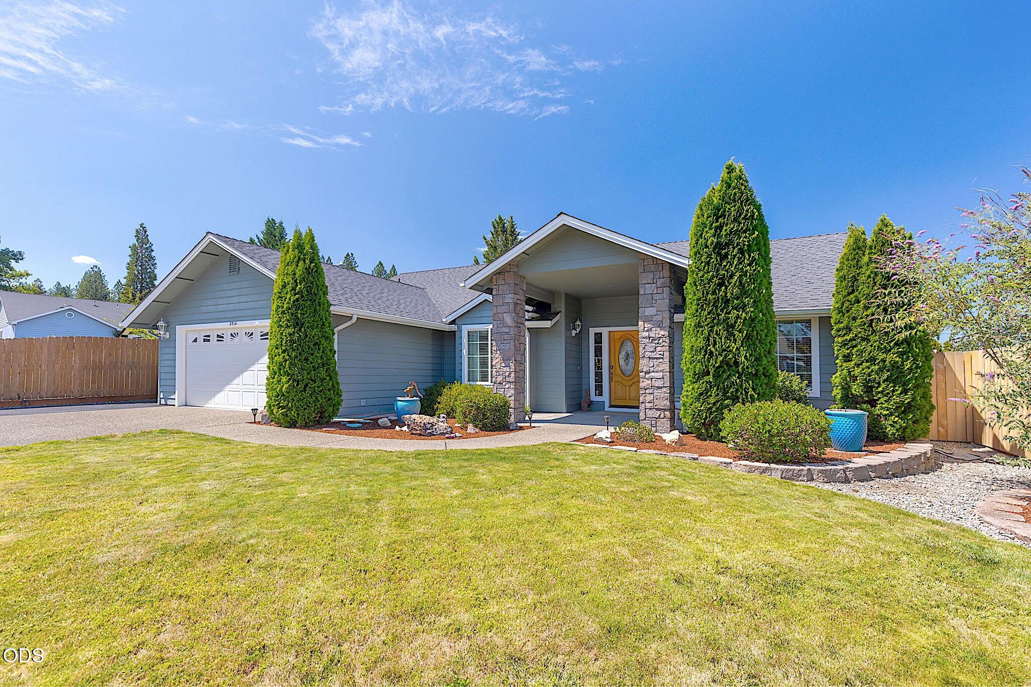 2714 Trinity Way Grants Pass, OR 97527 - Photo 2 of 37