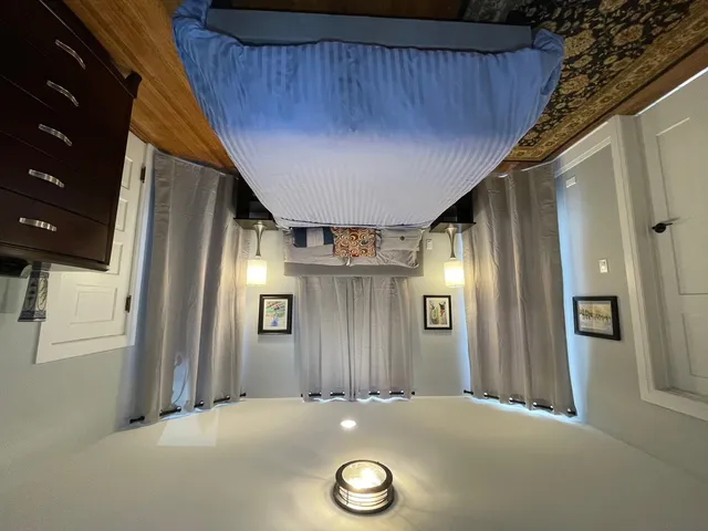 a view of a livingroom with washer and dryer