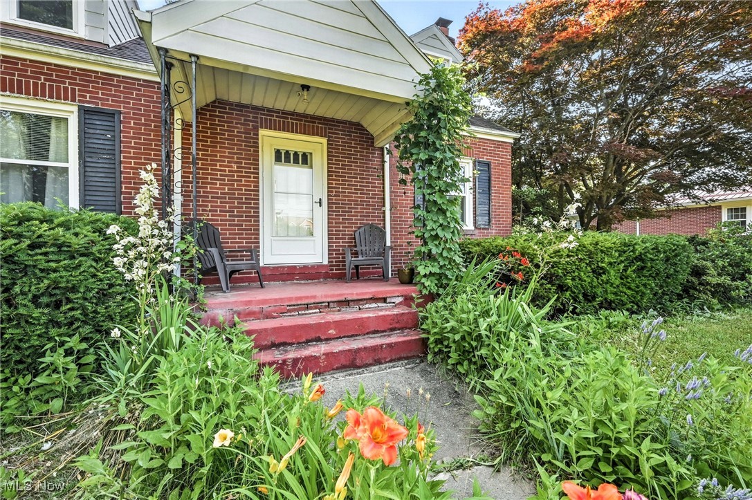 351 Niles Vienna Road Vienna, OH 44473 - Photo 28 of 30 Entrance to property featuring a porch and brick siding