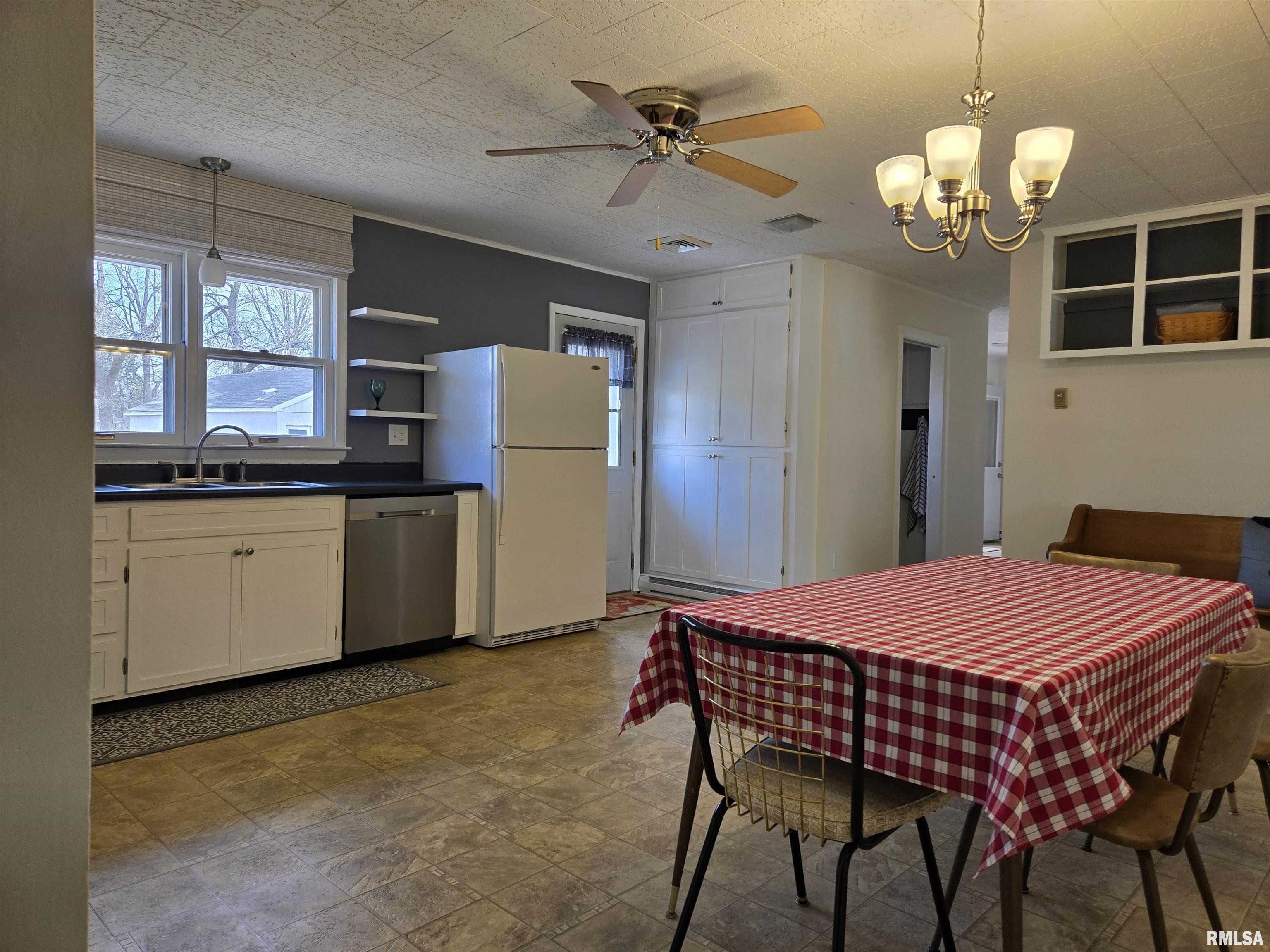 420 North Marion Street Carthage, IL 62321 - Photo 5 of 24