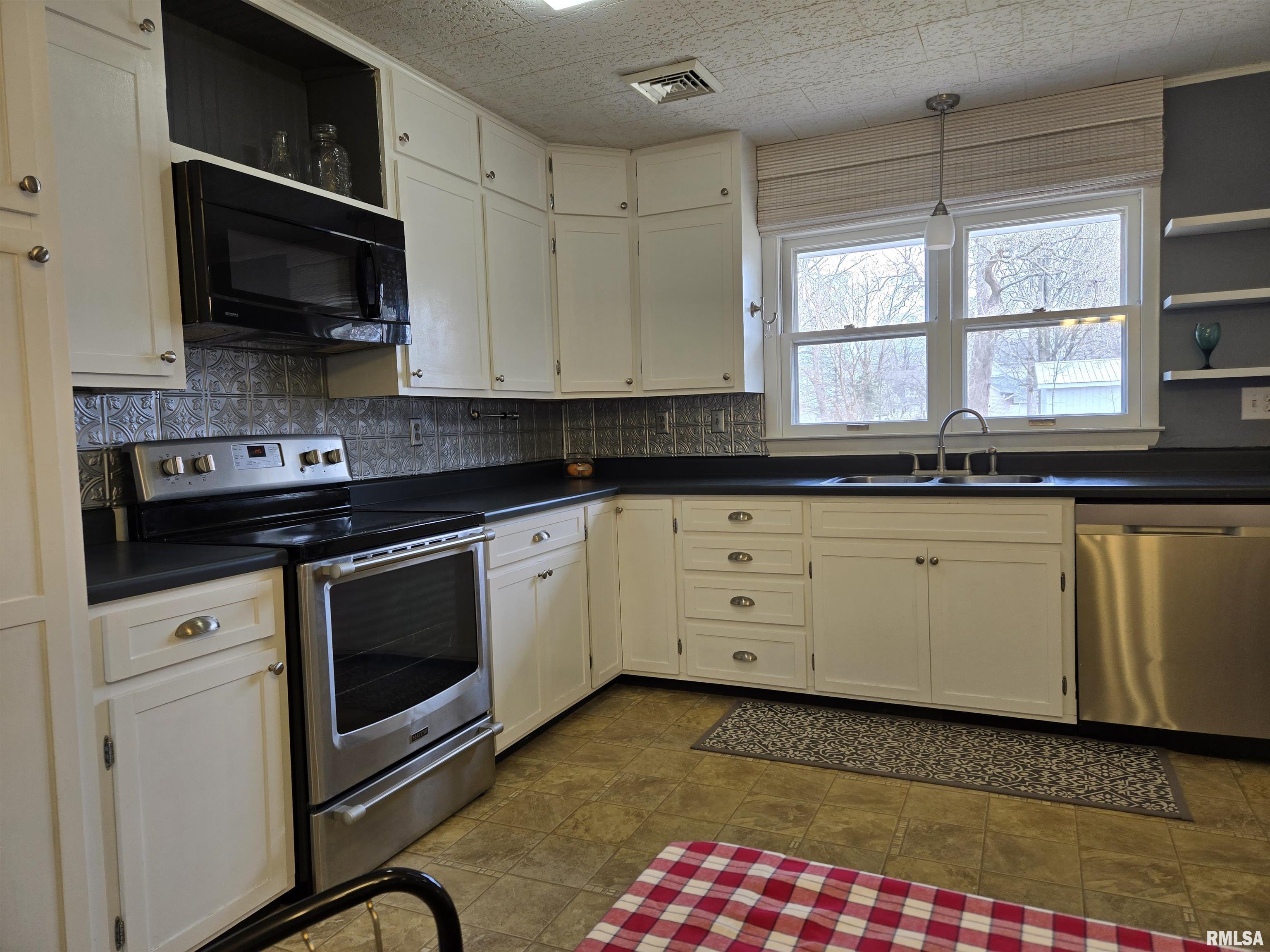 420 North Marion Street Carthage, IL 62321 - Photo 6 of 24