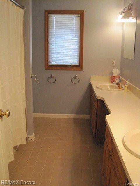 828 Snowmass Drive Rochester, MI 48309 - Photo 10 of 24 Upstairs - Full Bathroom