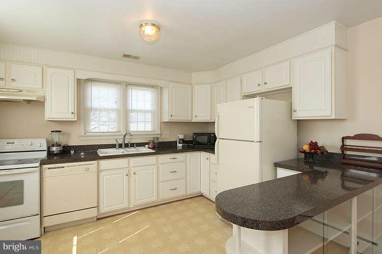 23417 Woodfield Road Gaithersburg, MD 20882 - Photo 12 of 30 Kitchen