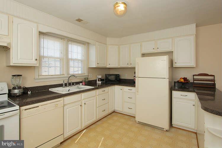 23417 Woodfield Road Gaithersburg, MD 20882 - Photo 13 of 30 Kitchen