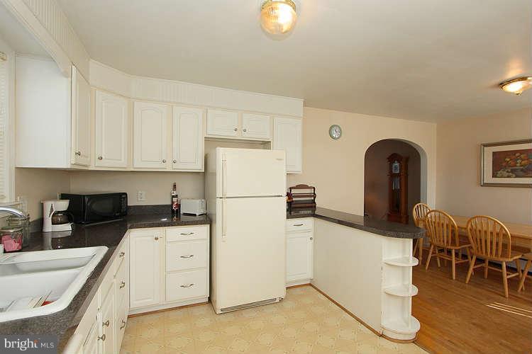 23417 Woodfield Road Gaithersburg, MD 20882 - Photo 14 of 30 Kitchen