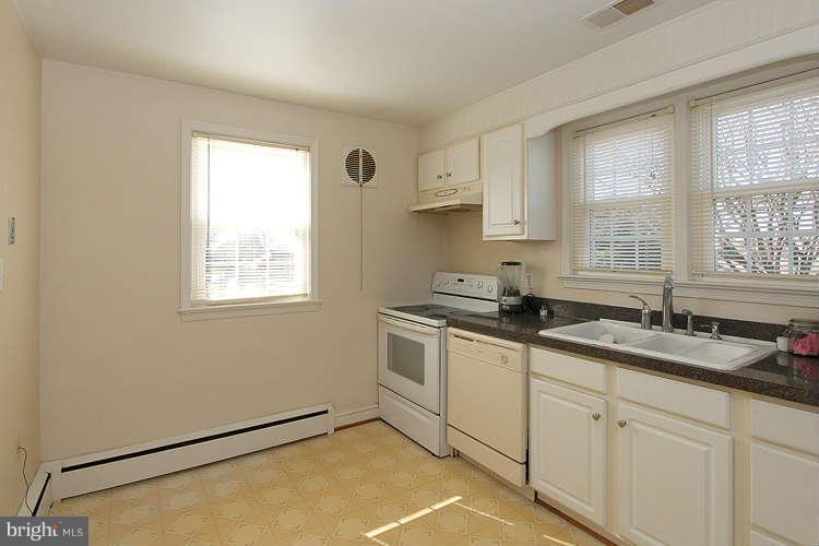 23417 Woodfield Road Gaithersburg, MD 20882 - Photo 15 of 30 Kitchen