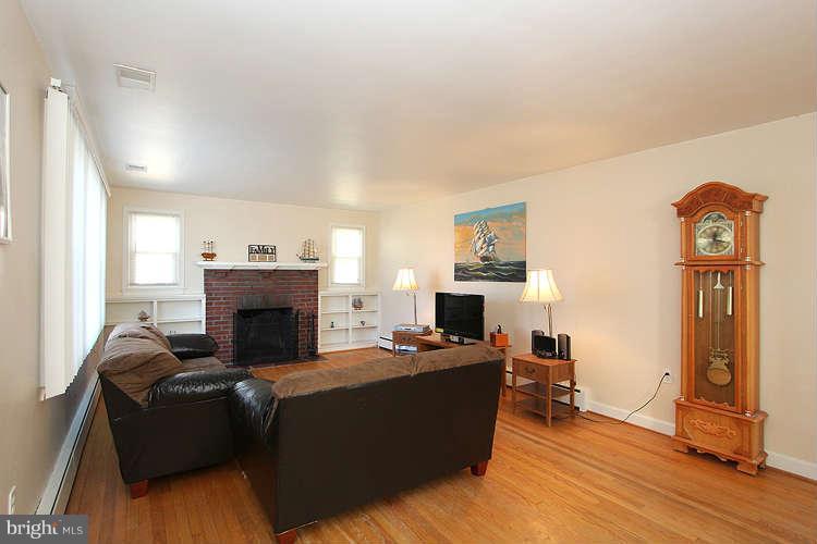 23417 Woodfield Road Gaithersburg, MD 20882 - Photo 5 of 30 Living Room
