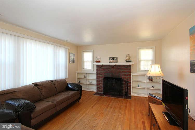 23417 Woodfield Road Gaithersburg, MD 20882 - Photo 6 of 30 Living Room