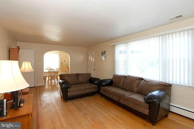 23417 Woodfield Road Gaithersburg, MD 20882 - Photo 7 of 30 Living Room