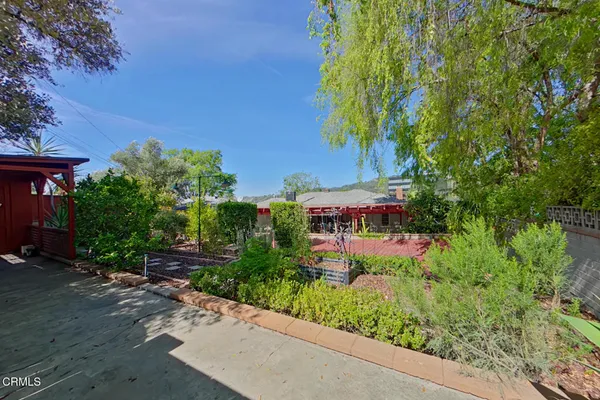 a view of yard with green space