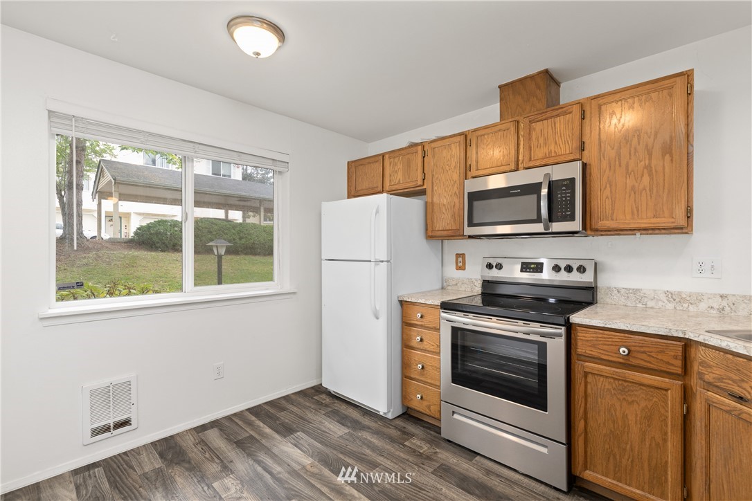 833 Southwest Sunset Boulevard, Unit E24 Renton, WA 98057 - Photo 9 of 34