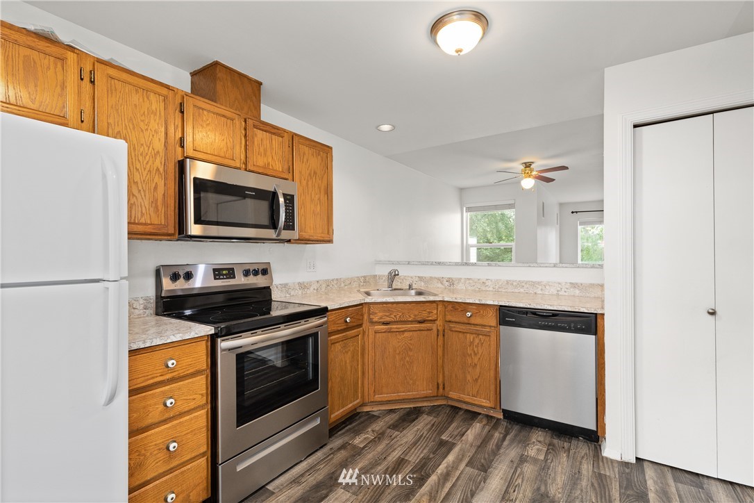 833 Southwest Sunset Boulevard, Unit E24 Renton, WA 98057 - Photo 10 of 34