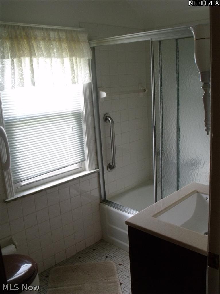 1640 Lyndhurst Road Lyndhurst, OH 44124 - Photo 18 of 22 Full bath is also upstairs.