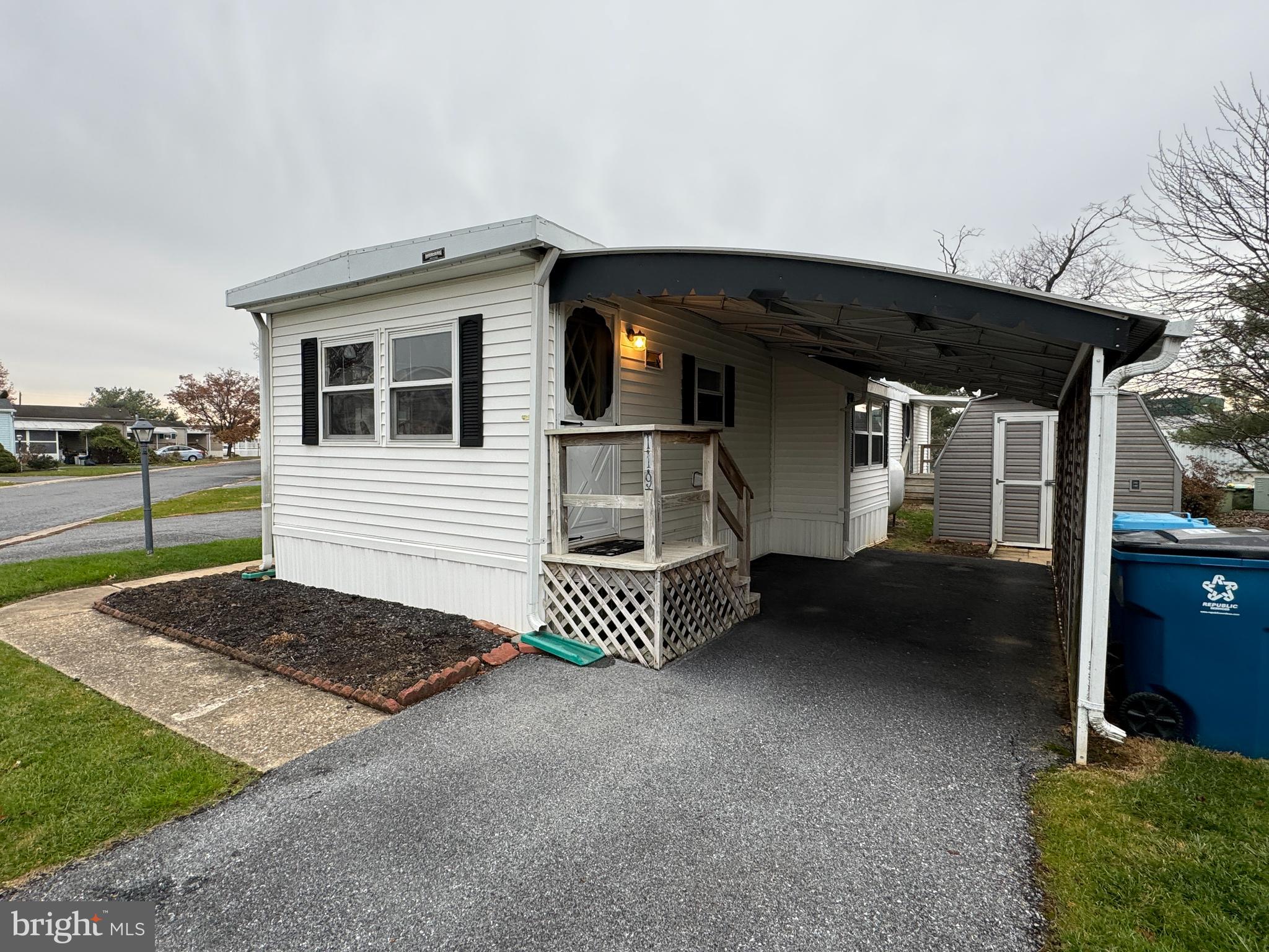 119 Ridgewood Manor Manheim, PA 17545 - Photo 3 of 37 right side with awning
