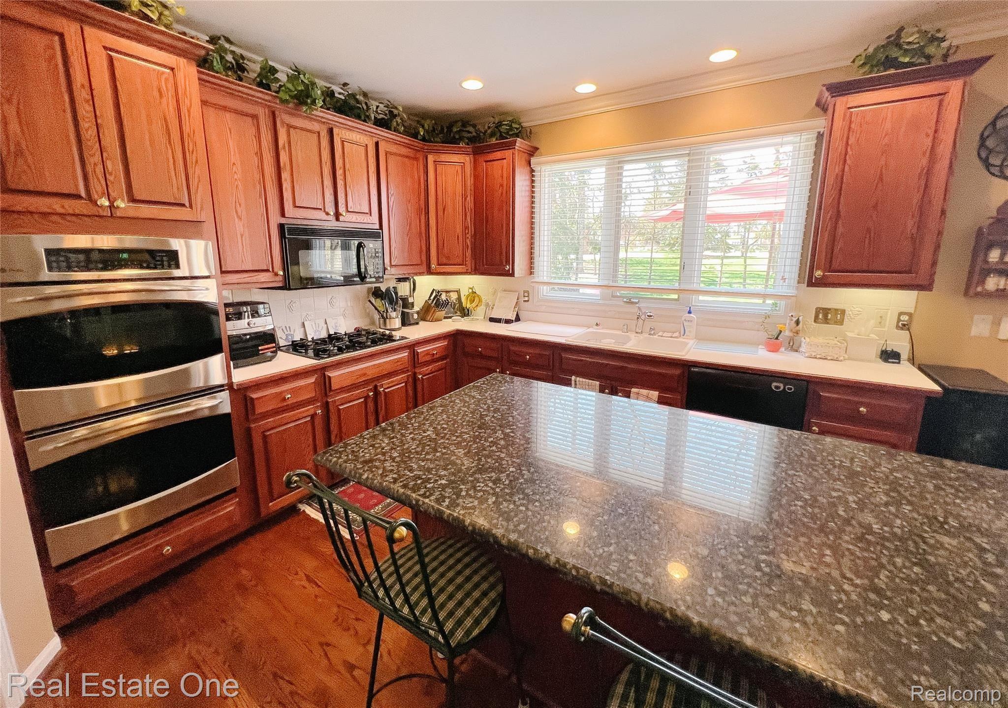 2014 Mapleridge Road Rochester, MI 48309 - Photo 15 of 53 15.jpg