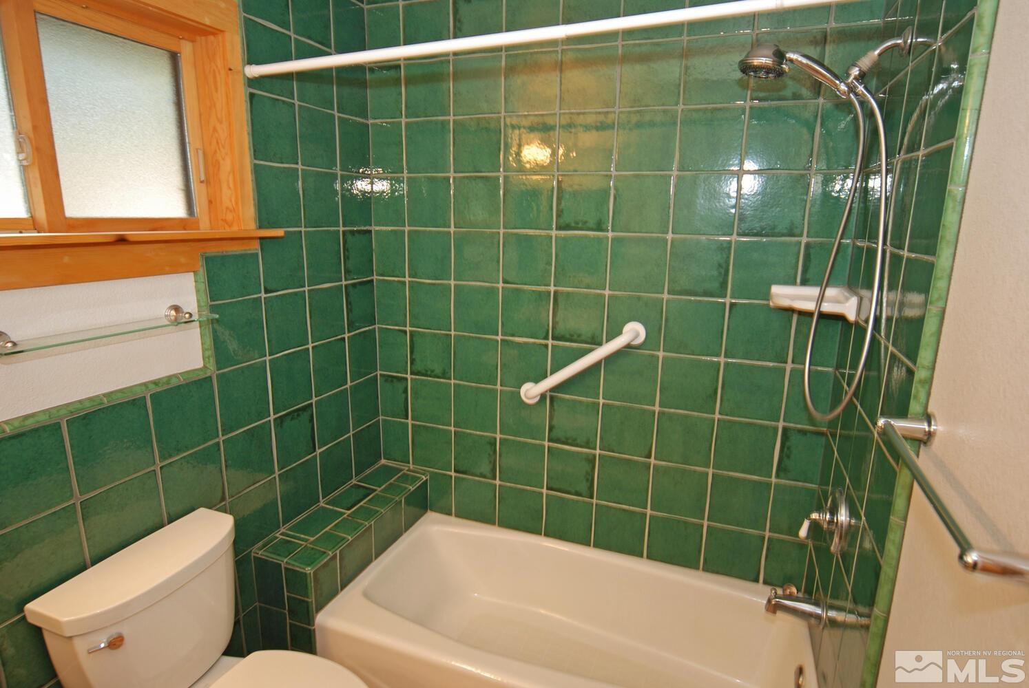 125 Pleasant Valley Road Markleeville, CA 96120 - Photo 28 of 36 a bathroom with a toilet and a bathtub