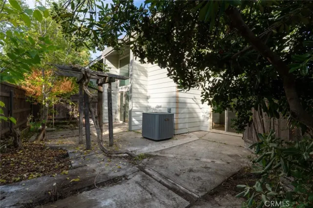 a view of a backyard