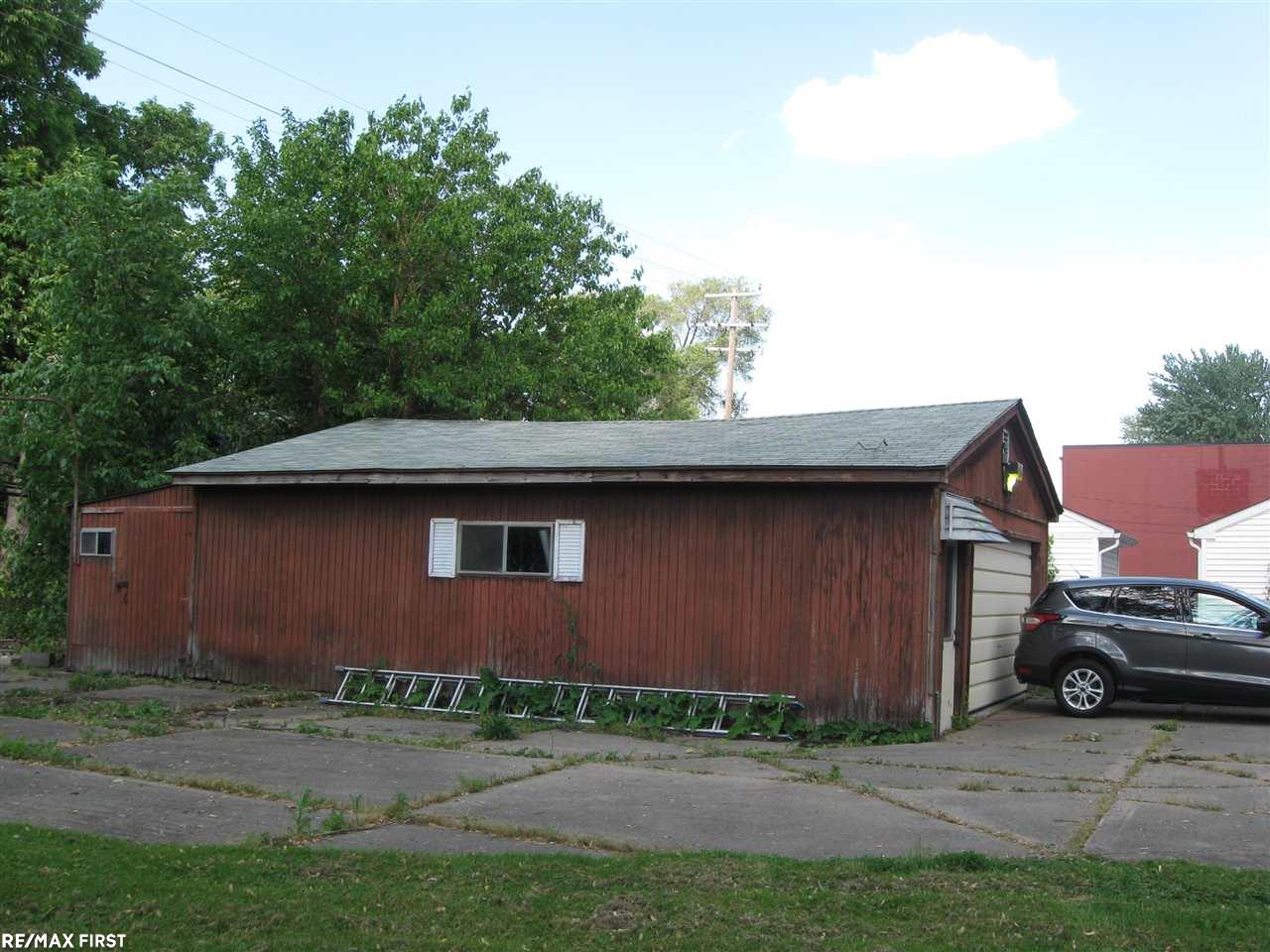 18881 Common Road Roseville, MI 48066 - Photo 4 of 24 31391679-3.JPG