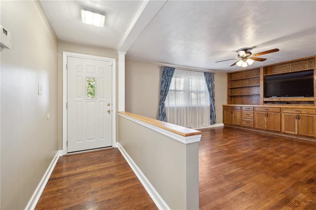 140 South Jamestown Road Coraopolis, PA 15108 - Photo 4 of 41 Gallery Image 4