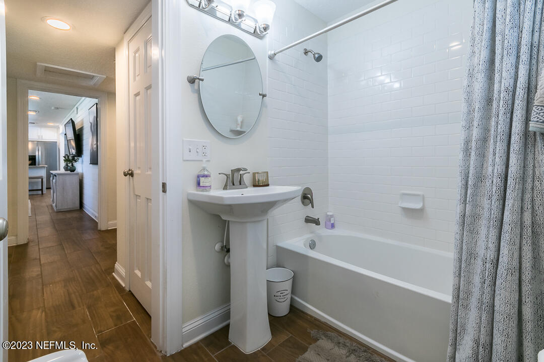 1121 Nightingale Road Jacksonville, FL 32216 - Photo 20 of 26 Hallway Full Bath