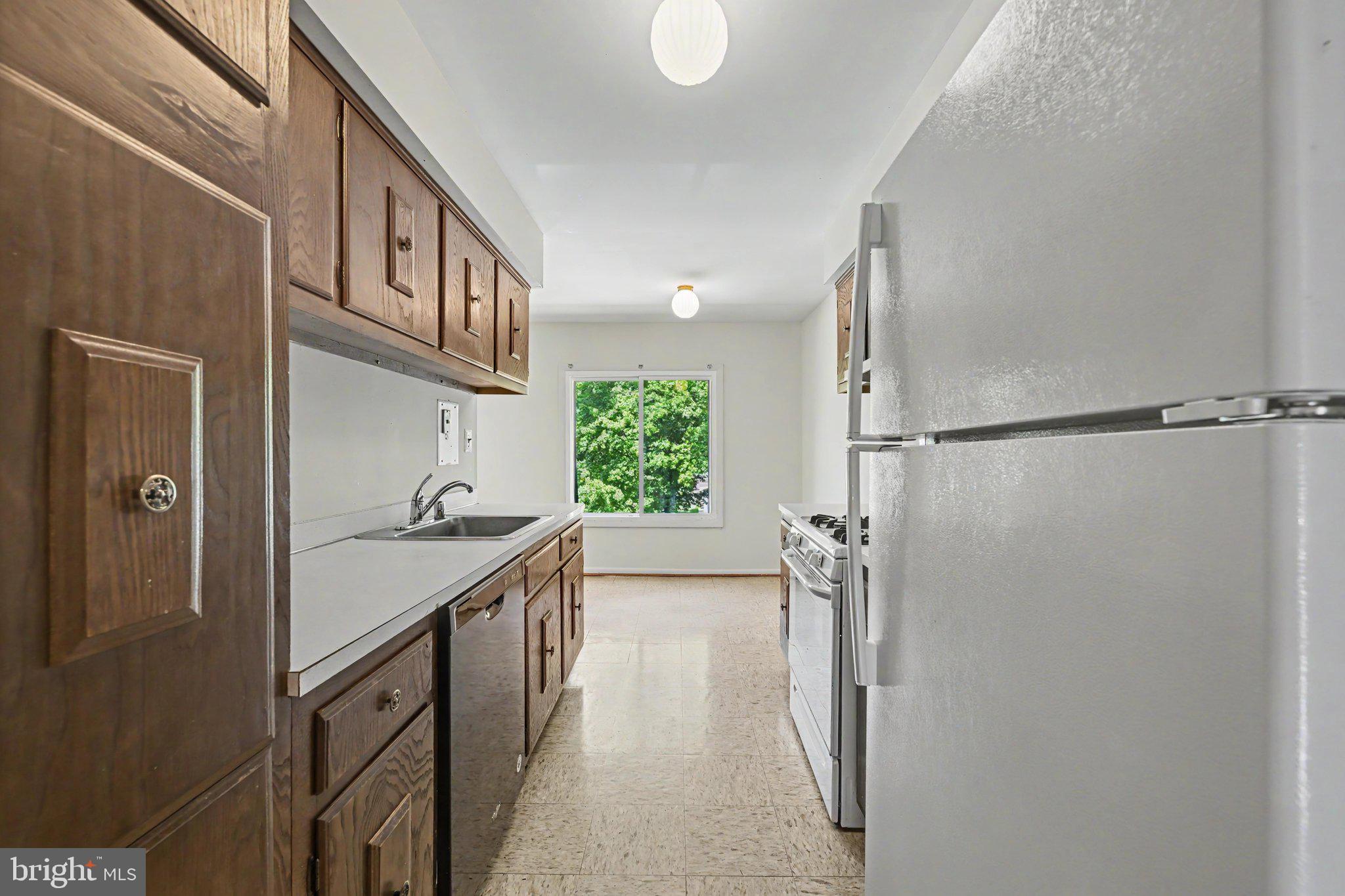 5240 West Running Brook Road, Unit 302 Columbia, MD 21044 - Photo 6 of 17 Kitchen
