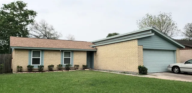 a view of a house with a backyard