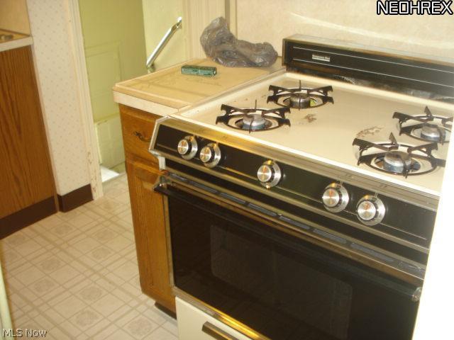 5208 Camden Road Maple Heights, OH 44137 - Photo 6 of 12 Stove Stays