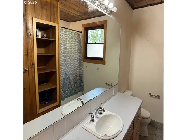 $599,900 | 28500 Ruth Lane, Eugene, OR 97402