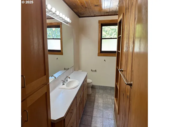 $599,900 | 28500 Ruth Lane, Eugene, OR 97402